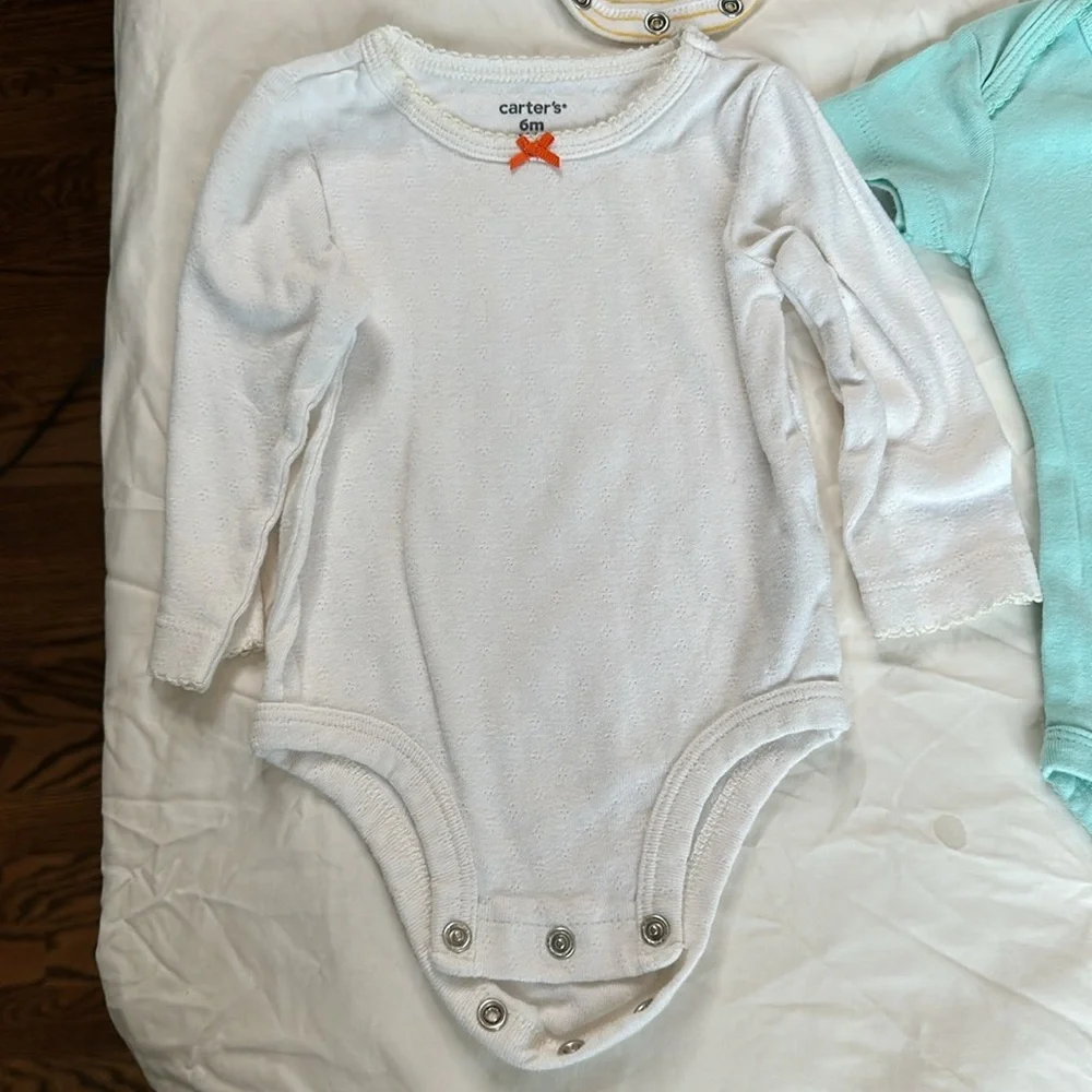 Carter’s bundle of 7 baby girl size 6 month onesies. 5 long sleeve and 2 short.